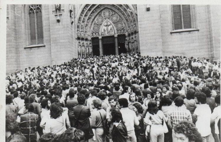 Missa de sétimo dia de Vlado reuniu milhares de pessoas na Catedral da Sé - Foto: Agência O Globo/Acervo SJSP